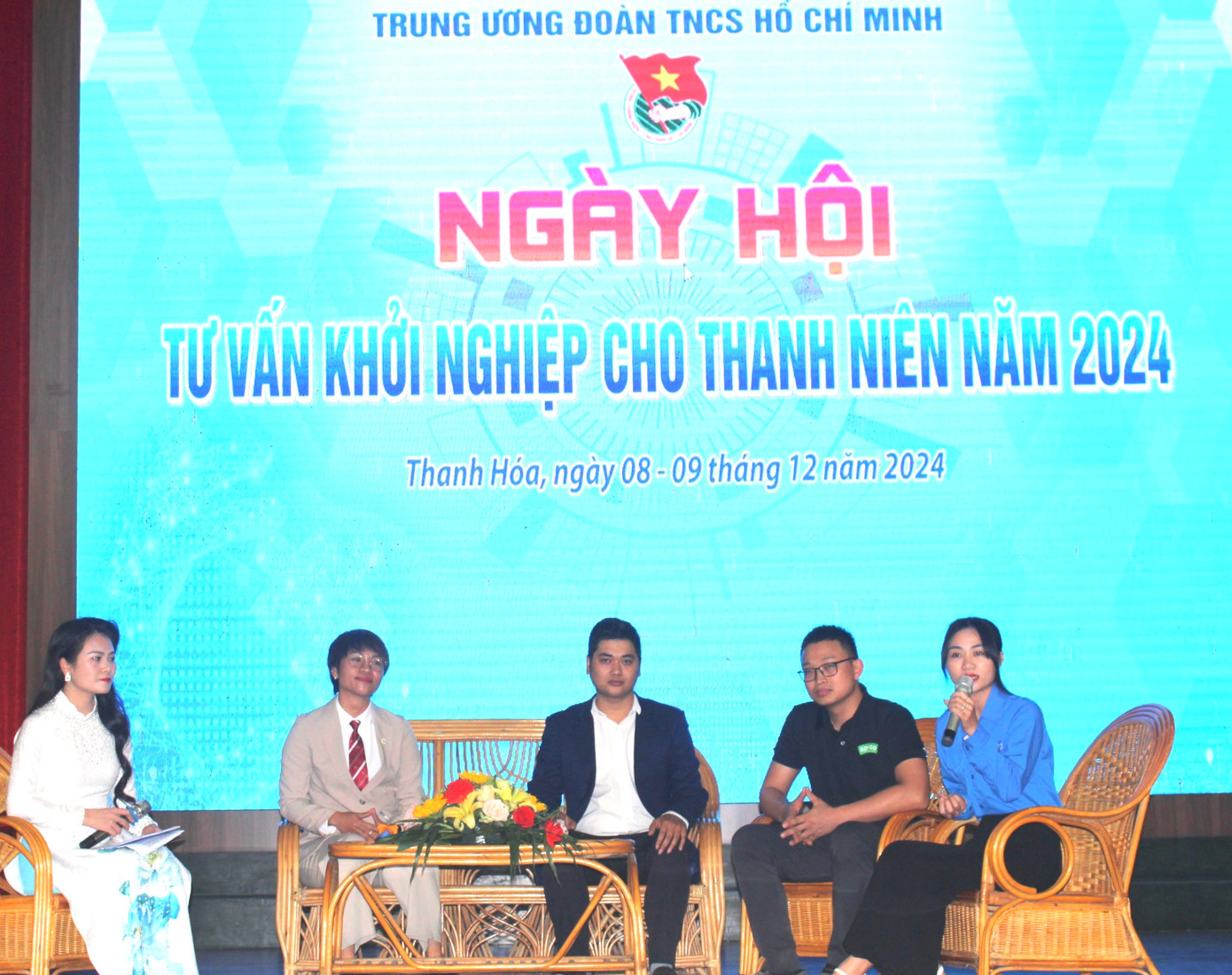 Các đại biểu trao đổi, tư vấn khởi nghiệp tại ngày hội