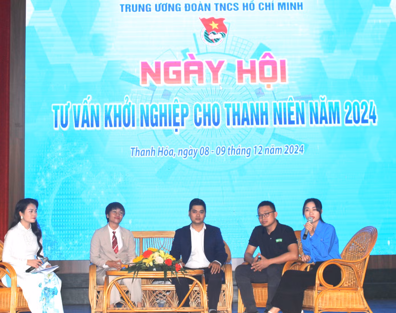 Các đại biểu trao đổi, tư vấn khởi nghiệp tại ngày hội