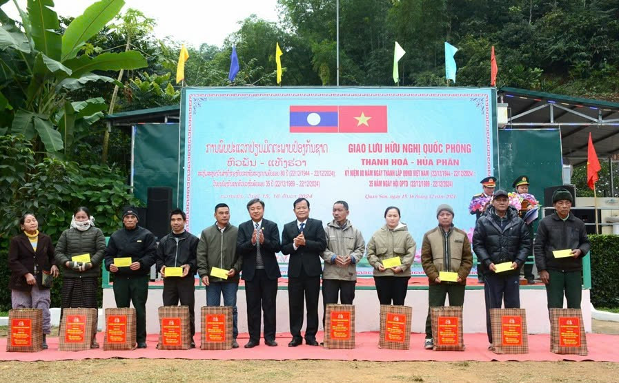 Chương trình tặng quà các gia đình chính sách xã Na Mèo, huyện Quan Sơn.