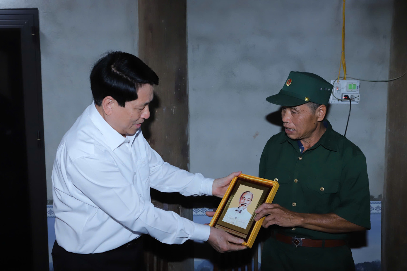 Chủ tịch nước Lương Cường tặng quà thương binh 1/4 Lang Văn Sung. Chủ tịch nước Lương Cường tặng quà thương binh 1/4 Lang Văn Sung.