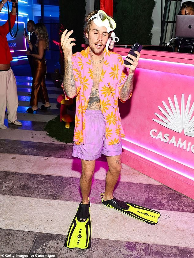 Trong bữa tiệc do siêu mẫu huyền thoại Cindy Crawford và chồng Rande Gerber tổ chức (cũng vào cuối tuần), Justin chọn phong cách Hawaii khá kỳ cục.