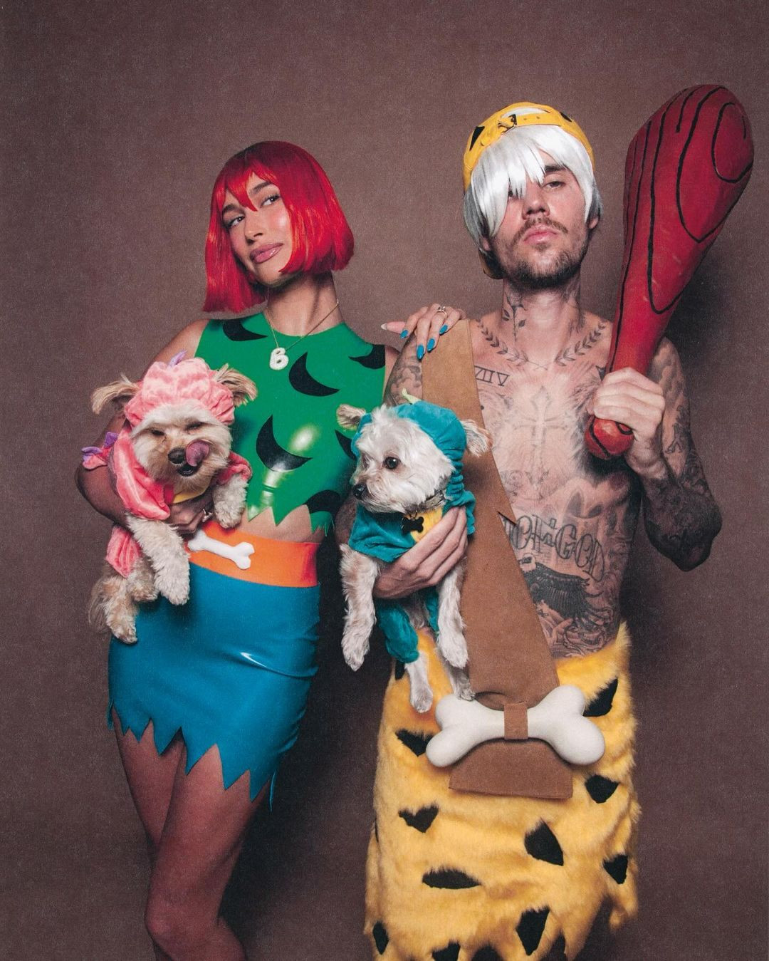 Những khoảnh khắc đáng yêu của vợ chồng Bieber với tạo hình hai nhân vật thời tiền sử Pebbles Flintstone và Bamm-Bamm Rubble trong sitcom hoạt hình ăn khách The Flintstones (1960-1966). Họ mặc trang phục này để dự bữa tiệc Halloween hàng năm của Vas J. Morgan và Michael Braun ở Los Angeles vào tối 28/10.