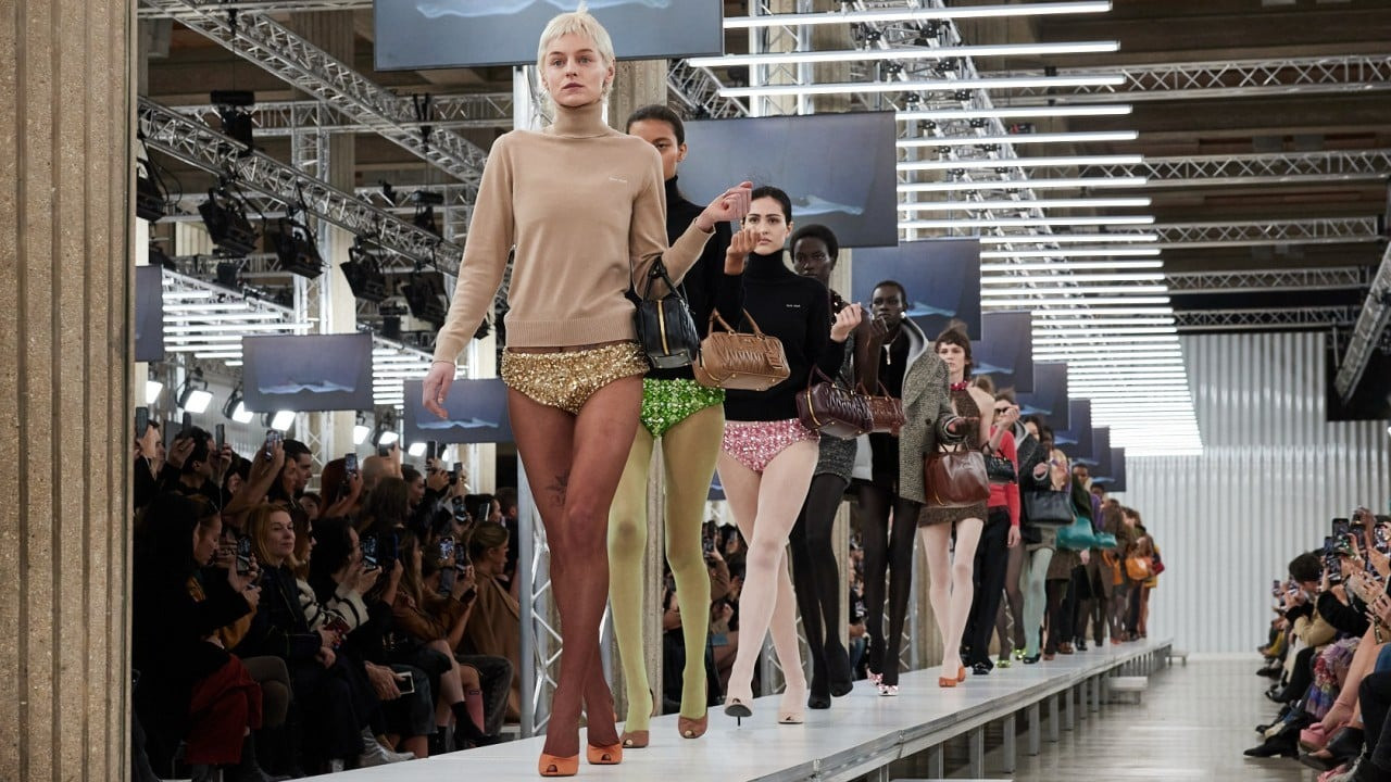 Emma Corrin dẫn đầu dàn người mẫu khoe chân với quần lót lấp lánh trong show Miu Miu vào tháng 3. Ảnh: Handout. Emma Corrin dẫn đầu dàn người mẫu khoe chân với quần lót lấp lánh trong show Miu Miu vào tháng 3. Ảnh: Handout.