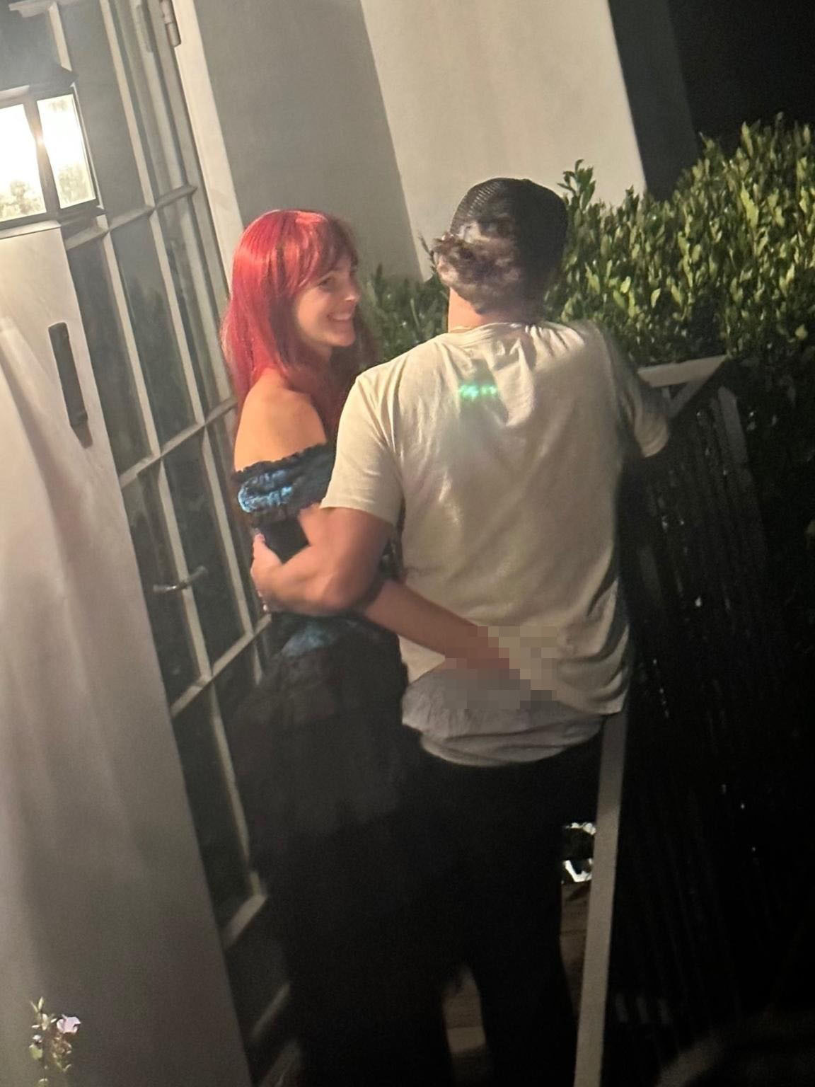 Leonardo DiCaprio và bạn gái mới thân mật bên ngoài bữa tiệc Halloween. Ảnh: BACKGRID.