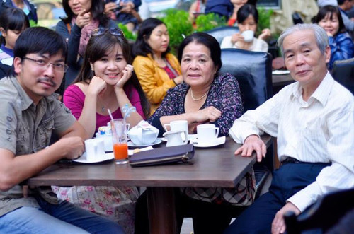 ĐinhTiến Dũng (trái) hạnh phúc bên bạn gái và người thân. ĐinhTiến Dũng hạnh phúc bên bạn gái và người thân