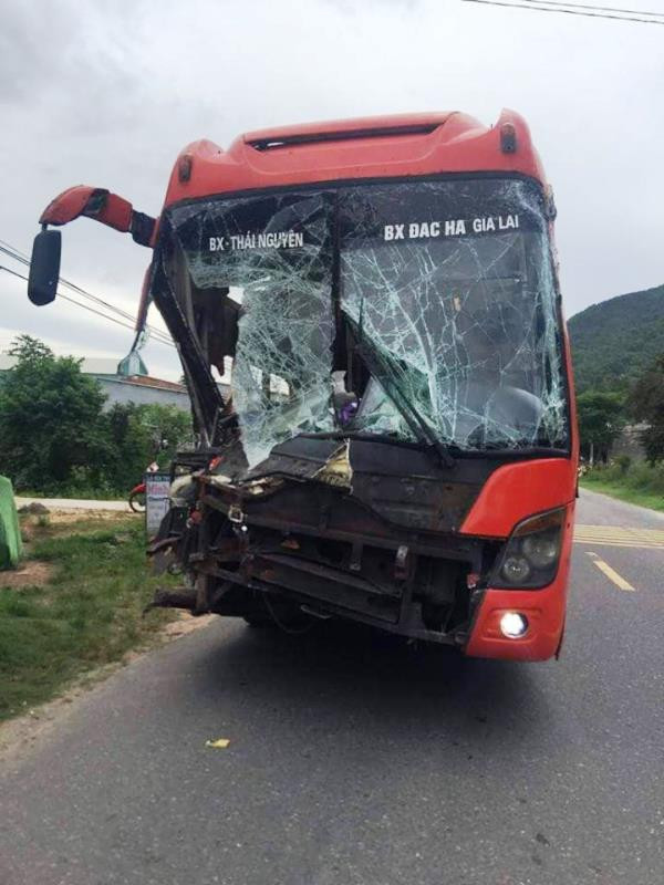 Hàng chục hành khách hoảng loạn sau cú tông xe khách và xe tải ảnh 1