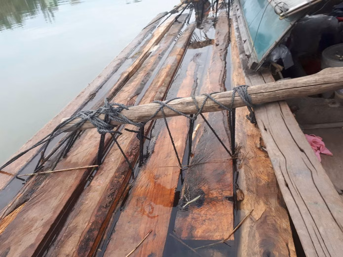 Cảnh sát đường thủy nổ súng bắt gỗ lậu trong đêm ảnh 1