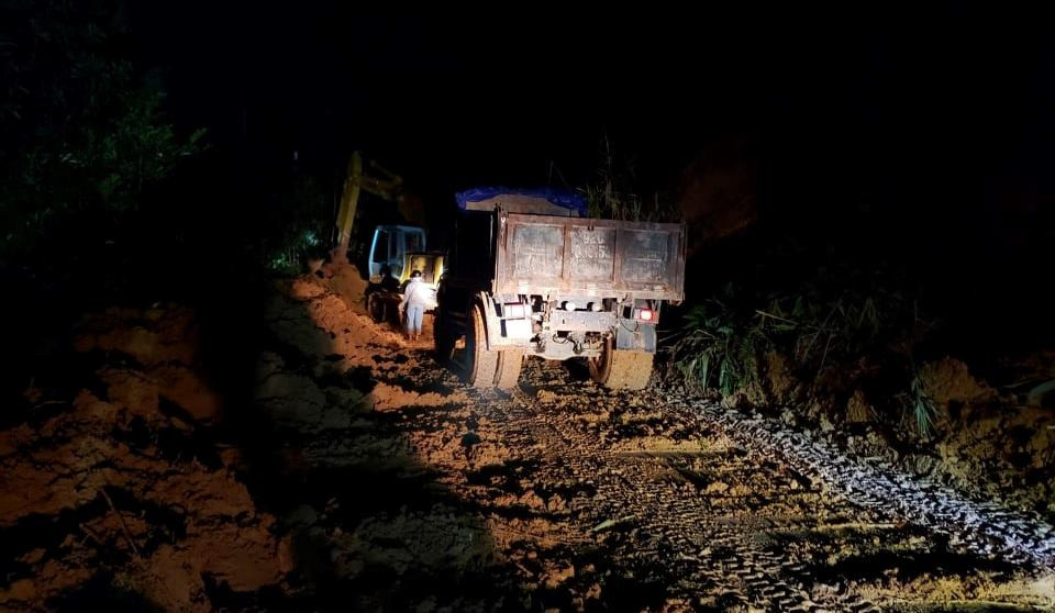 Hàng trăm chiến sĩ xuyên đêm tìm nạn nhân vụ sạt lở đất tại Trà Leng ảnh 1