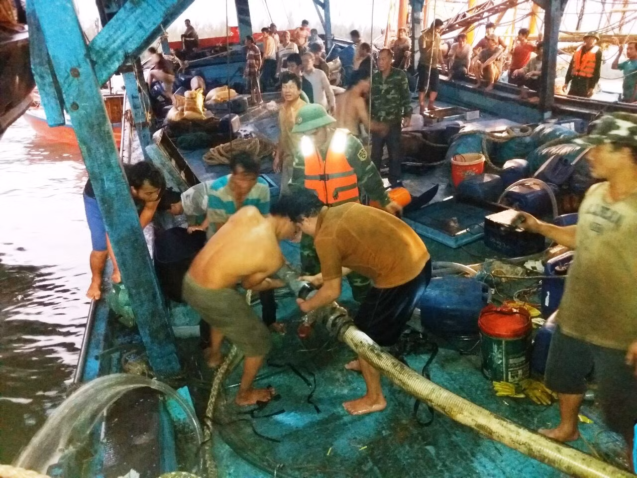 Tàu câu mực va vào rạn đá ngầm, nhiều ngư dân bị thương ảnh 1