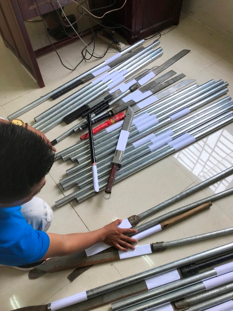 50 thanh niên tụ tập giải quyết mâu thuẩn bằng tuýp sắt, dao tự chế ảnh 1