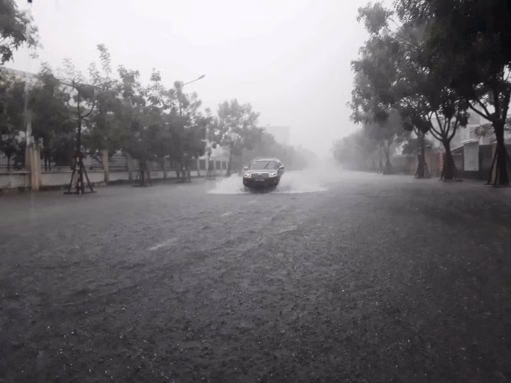 Mưa ngập đường phố, nước tấn công trường học ở Quảng Nam ảnh 4