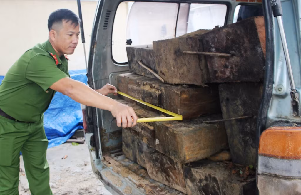 Tài xế bỏ lại ô tô chở gỗ lậu khi bị cảnh sát truy đuổi ảnh 1
