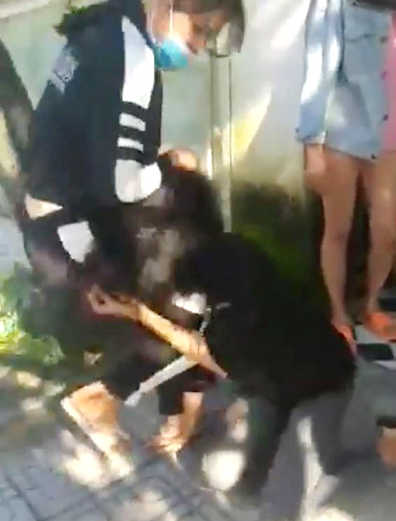 2 thiếu nữ bị đánh dã man, xé áo tại phòng trọ rồi quay clip ảnh 1