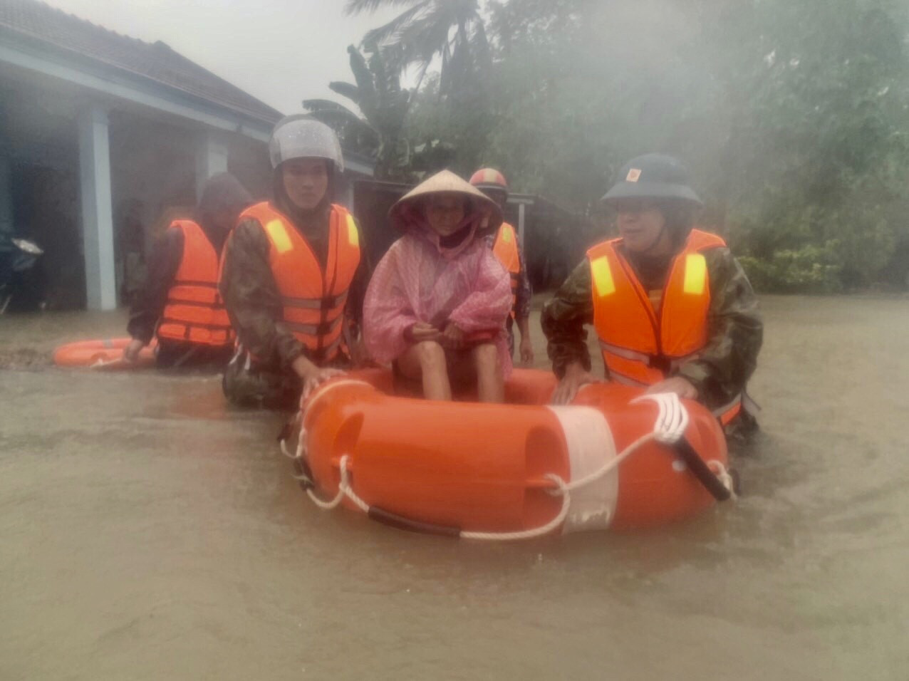 Người dân Quảng Ngãi, Quảng Nam hối hả chạy lũ ảnh 19