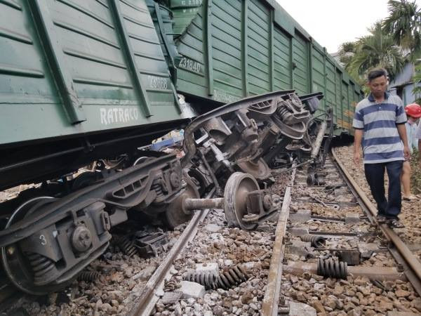 Hai tàu hàng tông trực diện, lật nhiều toa ở Quảng Nam ảnh 7