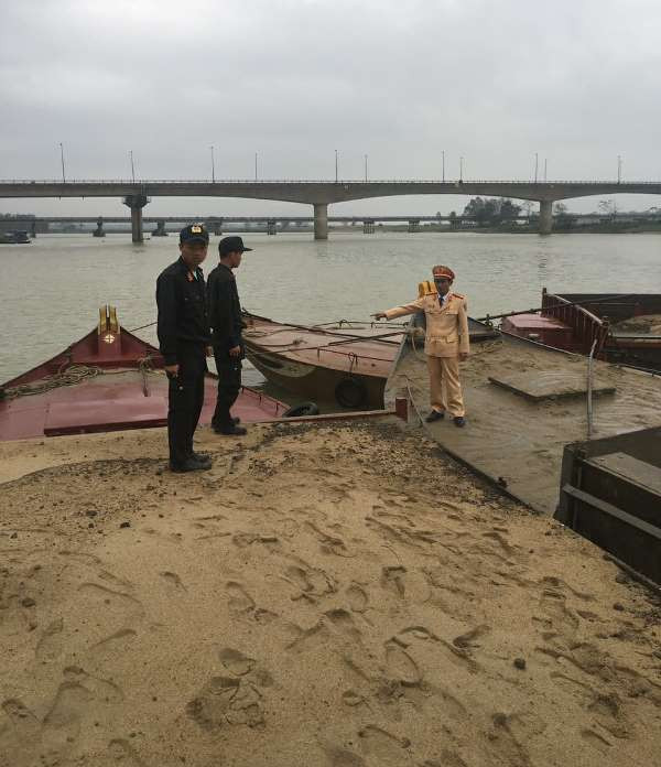 Mật phục bắt quả tang 5 tàu hút cát trái phép trong đêm ảnh 1