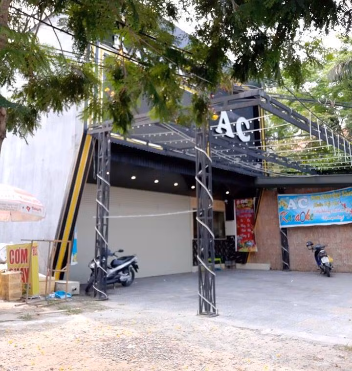 Nổ súng bắn gục 2 người trong quán karaoke do vào nhầm phòng? ảnh 1