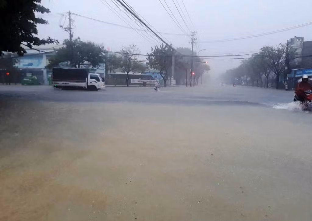 Mưa ngập đường phố, nước tấn công trường học ở Quảng Nam ảnh 3
