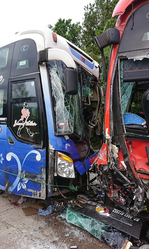 Hai xe khách đối đầu trên đèo Lò Xo ảnh 1