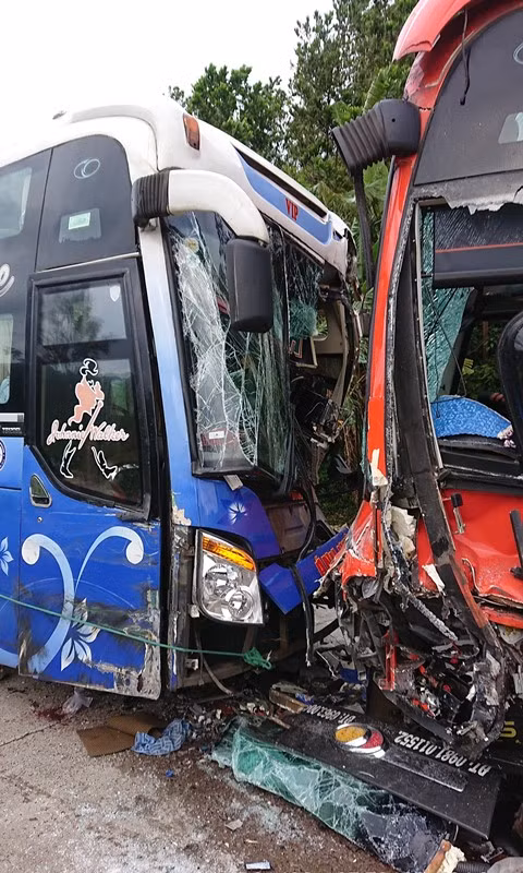 Hai xe khách đối đầu trên đèo Lò Xo ảnh 1