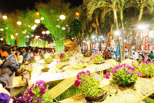 Dòng người đổ về ngắm đường hoa