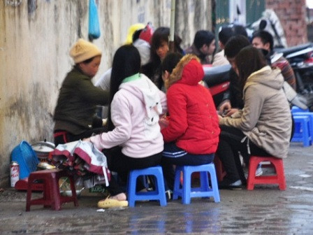Hàng ăn vỉa hè nhếch nhác nhưng lại thu hút đông các bạn học sinh, sinh viên. Hàng ăn vỉa hè nhếch nhác nhưng lại thu hút đông các bạn học sinh, sinh viên
