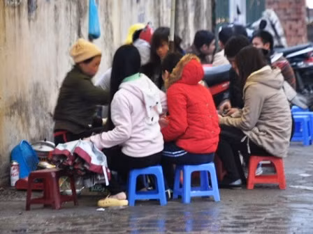 Hàng ăn vỉa hè nhếch nhác nhưng lại thu hút đông các bạn học sinh, sinh viên