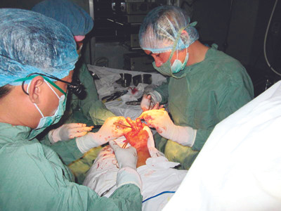 Phẫu thuật các bệnh lý phức tạp, nhiều bác sĩ trong nước đã có thể ngang tầm nước ngoài. Ảnh: L.N. Phẫu thuật các bệnh lý phức tạp, nhiều bác sĩ trong nước đã có thể ngang tầm nước ngoài Ảnh: L.N