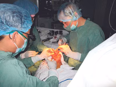 Phẫu thuật các bệnh lý phức tạp, nhiều bác sĩ trong nước đã có thể ngang tầm nước ngoài Ảnh: L.N