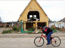 Người dân chạy bổ ra đường khi động đất