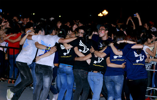 Bên cạnh đó là những hoạt động vui chơi thú vị như free hugs (ôm tự do)