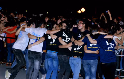 Bên cạnh đó là những hoạt động vui chơi thú vị như free hugs (ôm tự do)