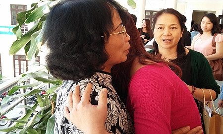 Nhiều người có mặt tại lễ trao giải cuộc thi viết về "Cô giáo của tôi" đã đến chia sẻ, động viên cô Chu Thị Linh Quang. (Ảnh: Văn Chung). Nhiều người có mặt tại lễ trao giải cuộc thi viết về