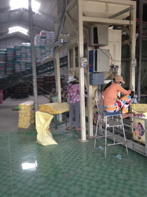 Công nhân tạo màu, tạo mùi và đánh bóng gạo