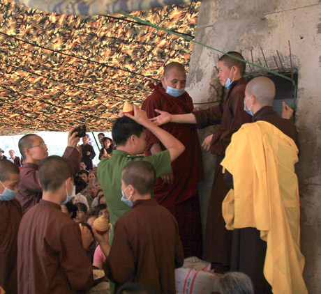 Tsa tsa được yểm trong 4 tháp đứng ở 4 hướng trên nóc tầng 1 Đại Bảo tháp