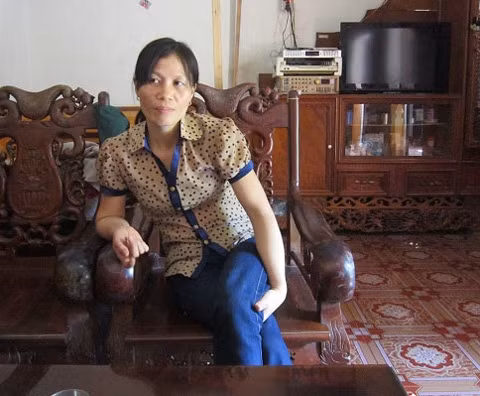 Chị Yến buồn rầu kể về chuyện anh Long bị rắn cắn chết. Chị Yến buồn rầu kể về chuyện anh Long bị rắn cắn chết