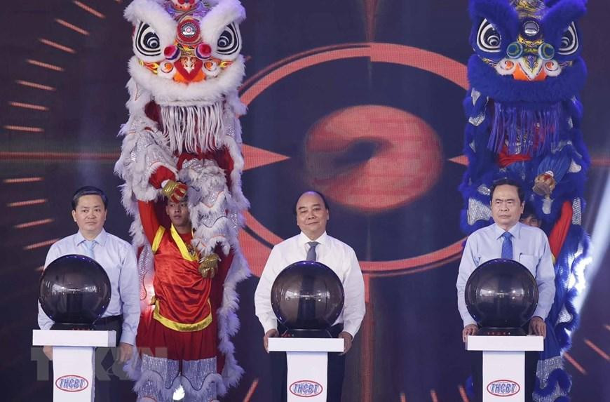 Chủ tịch nước Nguyễn Xuân Phúc và Phó Chủ tịch Thường trực Quốc hội Trần Thanh Mẫn thực hiện nghi thức khánh thành Nhà máy điện gió số 5 - Thạnh Hải có công suất 30MW tại huyện Thạch Phú, tỉnh Bến Tre. (Ảnh: Thống Nhất/TTXVN)