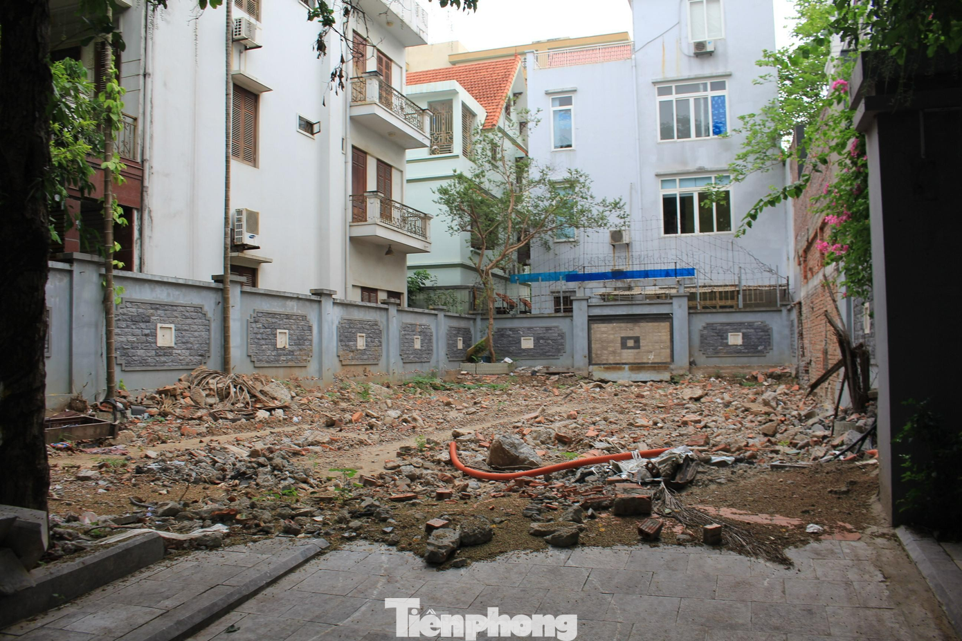 Một số địa phương ban hành quyết định giao đất, cho thuê đất trong khi đơn vị chưa hoàn thành nghĩa vụ tài chính; giao đất không qua đấu giá quyền sử dụng đất; đấu giá đất khi chưa hoàn thành giải phóng mặt bằng.