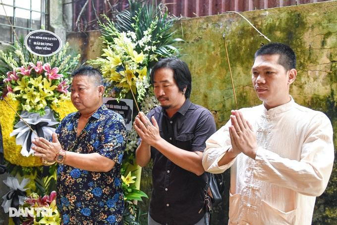 Diễn viên hài Hồng Nguyên (ngoài cùng bên trái) đến viếng nghệ sĩ Giang Còi (Ảnh: Toàn Vũ). Diễn viên hài Hồng Nguyên (ngoài cùng bên trái) đến viếng nghệ sĩ Giang Còi (Ảnh: Toàn Vũ).