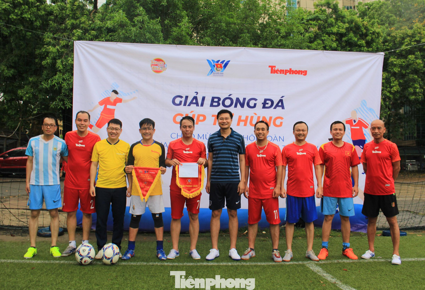 Anh Nguyễn Thái Hà, Bí thư Đoàn cơ quan Trung ương Đoàn trao cờ lưu niệm cho FC Báo Tiền Phong.