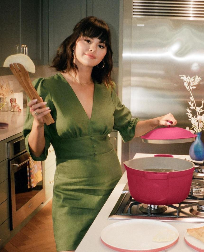 Song song ca hát, cô cũng tích cực đóng phim, ra mắt show nấu ăn Selena + Chef. Vào cuối mỗi tập Selena + Chef, nữ diễn viên sẽ trích 10.000 USD quyên góp cho tổ chức từ thiện.