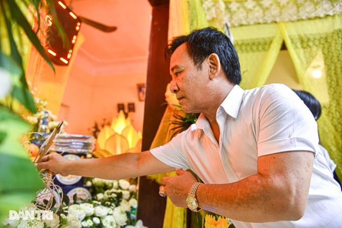 Nghệ sĩ Quang Tèo thắp hương cho người bạn diễn từng rất ăn ý với mình - nghệ sĩ Giang Còi (Ảnh: Toàn Vũ). Nghệ sĩ Quang Tèo thắp hương cho người bạn diễn từng rất ăn ý với mình - nghệ sĩ Giang Còi (Ảnh: Toàn Vũ).