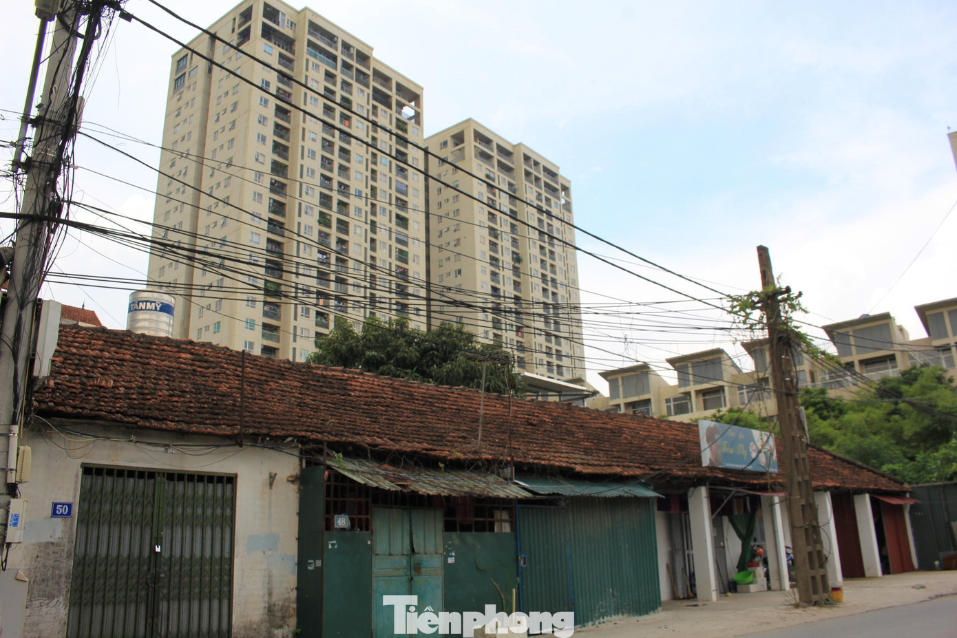 “Thế hệ chúng tôi cũng giống như những dãy nhà tập thể cấp 4 cũ, lay lắt, già nua và xuống cấp, không biết còn “sống mòn” được mấy thời gian ở đây nữa. Vì thế, dự án còn “treo” thêm ngày nào, thì chúng tôi còn lo lắng ngày ấy... “Thế hệ chúng tôi cũng giống như những dãy nhà tập thể cấp 4 cũ, lay lắt, già nua và xuống cấp, không biết còn “sống mòn” được mấy thời gian ở đây nữa. Vì thế, dự án còn “treo” thêm ngày nào, thì chúng tôi còn lo lắng ngày ấy...