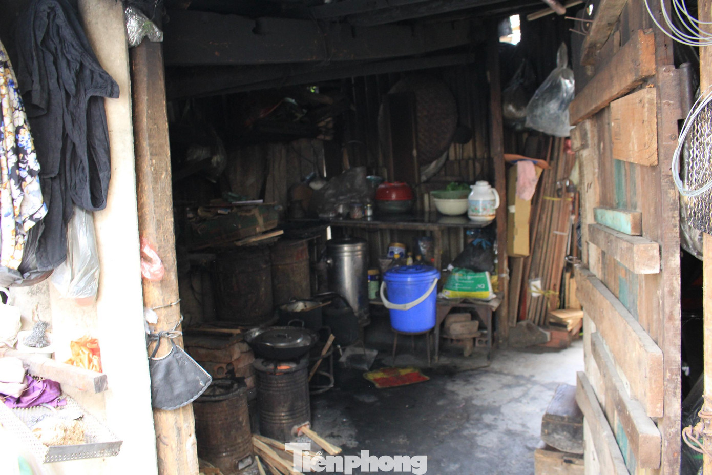 Không chỉ nhà bà Vân, mà gần 40 gia đình khác tại tập thể Cơ khí số 5, tổ dân phố Nhuệ Giang nhiều năm qua cũng khốn khổ vì nhà thuộc dự án “treo”. Thậm chí, nhiều người vì quá chán nản, đã chuyển đi nơi khác sống. Không chỉ nhà bà Vân, mà gần 40 gia đình khác tại tập thể Cơ khí số 5, tổ dân phố Nhuệ Giang nhiều năm qua cũng khốn khổ vì nhà thuộc dự án “treo”. Thậm chí, nhiều người vì quá chán nản, đã chuyển đi nơi khác sống.