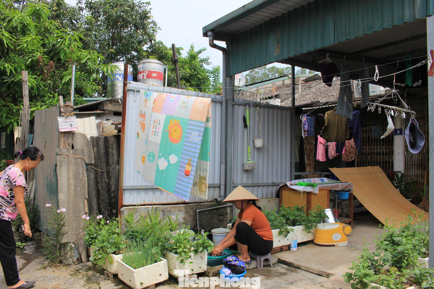“Gia đình 3 thế hệ của tôi bao năm qua phải chen chúc trong căn nhà tập thể hơn 40m2, ngày nắng thì oi bức, ngột ngạt, ngày mưa thì mẹ con, bà cháu thay phiên nhau lấy chậu và giẻ ra hứng nước mưa khắp các góc nhà vì dột mái. Nhiều lần, cả nhà cũng bàn nhau gom góp, vay mượn để sửa sang lại không gian. Nhưng vì là nhà tập thể, muốn làm gì phải xin ý kiến hàng xóm, cộng thêm việc khu vực này đang dính quy hoạch “treo”, chẳng may sửa xong họ bắt giải tỏa thì coi như công cốc”, bà Vân nói. “Gia đình 3 thế hệ của tôi bao năm qua phải chen chúc trong căn nhà tập thể hơn 40m2, ngày nắng thì oi bức, ngột ngạt, ngày mưa thì mẹ con, bà cháu thay phiên nhau lấy chậu và giẻ ra hứng nước mưa khắp các góc nhà vì dột mái. Nhiều lần, cả nhà cũng bàn nhau gom góp, vay mượn để sửa sang lại không gian. Nhưng vì là nhà tập thể, muốn làm gì phải xin ý kiến hàng xóm, cộng thêm việc khu vực này đang dính quy hoạch “treo”, chẳng may sửa xong họ bắt giải tỏa thì coi như công cốc”, bà Vân nói.