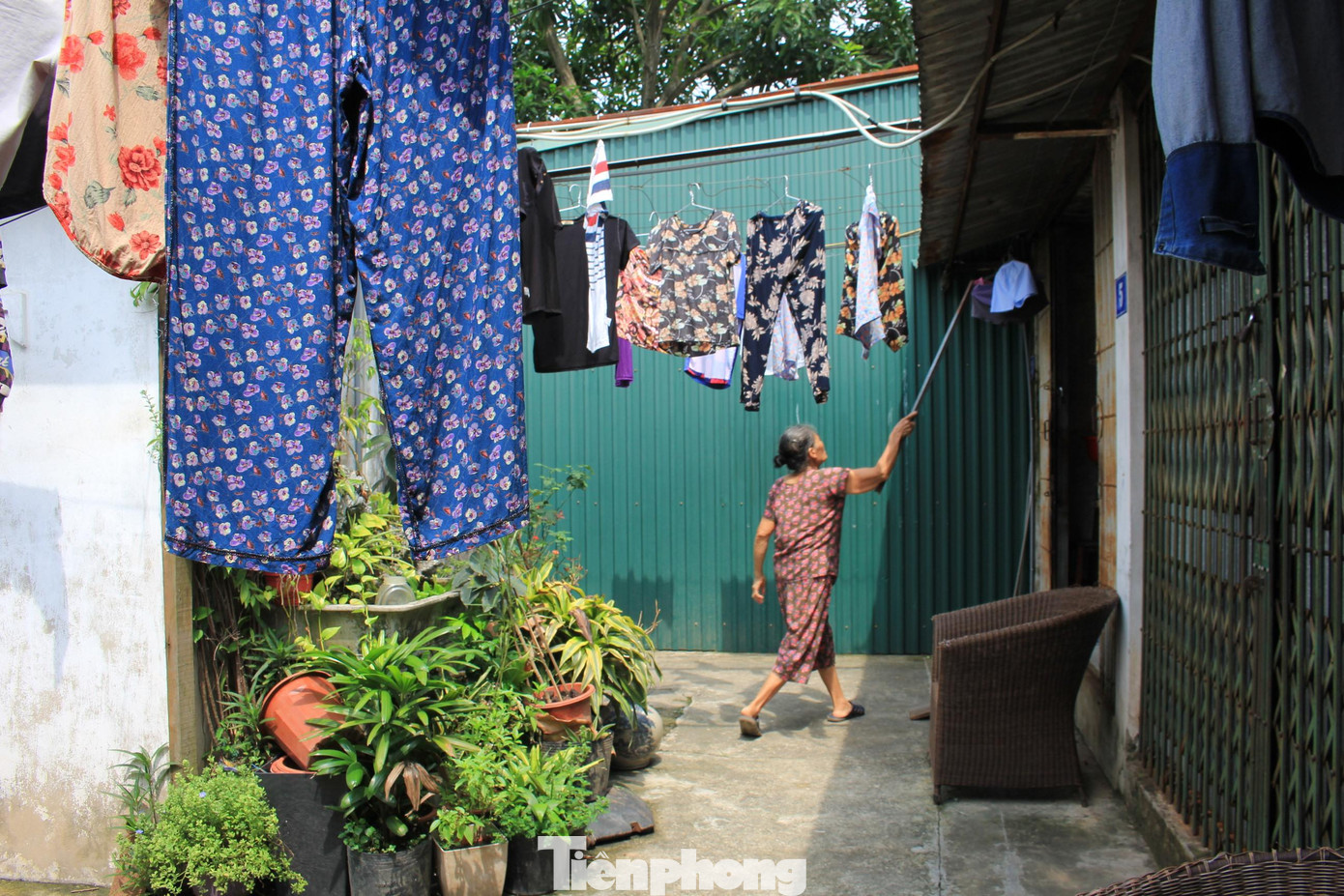 Cách đây 50 năm, bà Vân (73 tuổi) và nhiều công nhân thuộc Công ty Cổ phần Cơ khí Xây dựng Số 5 cùng gia đình đến khu tập thể Cơ khí số 5 (Tổ dân phố Nhuệ Giang, phường Tây Mỗ, Quận Nam Từ Liêm) sinh sống, với hi vọng đây sẽ là chốn an cư lạc nghiệp. Cách đây 50 năm, bà Vân (73 tuổi) và nhiều công nhân thuộc Công ty Cổ phần Cơ khí Xây dựng Số 5 cùng gia đình đến khu tập thể Cơ khí số 5 (Tổ dân phố Nhuệ Giang, phường Tây Mỗ, Quận Nam Từ Liêm) sinh sống, với hi vọng đây sẽ là chốn an cư lạc nghiệp.