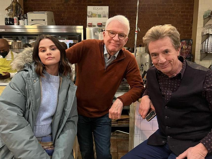 Selena Gomez đang được quan tâm khi đóng phim truyền hình Only Murders in the Building. Vai Mabel Mora cá tính, mạnh mẽ của cô cho thấy sự tiến bộ trong diễn xuất, theo giới chuyên môn nhận xét. Tác phẩm trinh thám pha hài đã trở thành series hài mở màn ấn tượng với nhiều lượt xem nhất lịch sử đài Hulu. Đây là động lực để nhà sản xuất tiếp tục mời Gomez đóng chính phần 2.