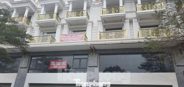 Các dãy shophouse, nhà phố cũ và mới thuộc Khu đô thị Gleximco trên đường Lê Trọng Tấn cũng lâm vào tình cảnh vắng bóng người thuê. Được biết, các dãy shophouse này hiện có giá thuê rơi vào khoảng 35 triệu đồng/tháng với diện tích 120 – 130m2. (Ảnh: Lộc Liên)