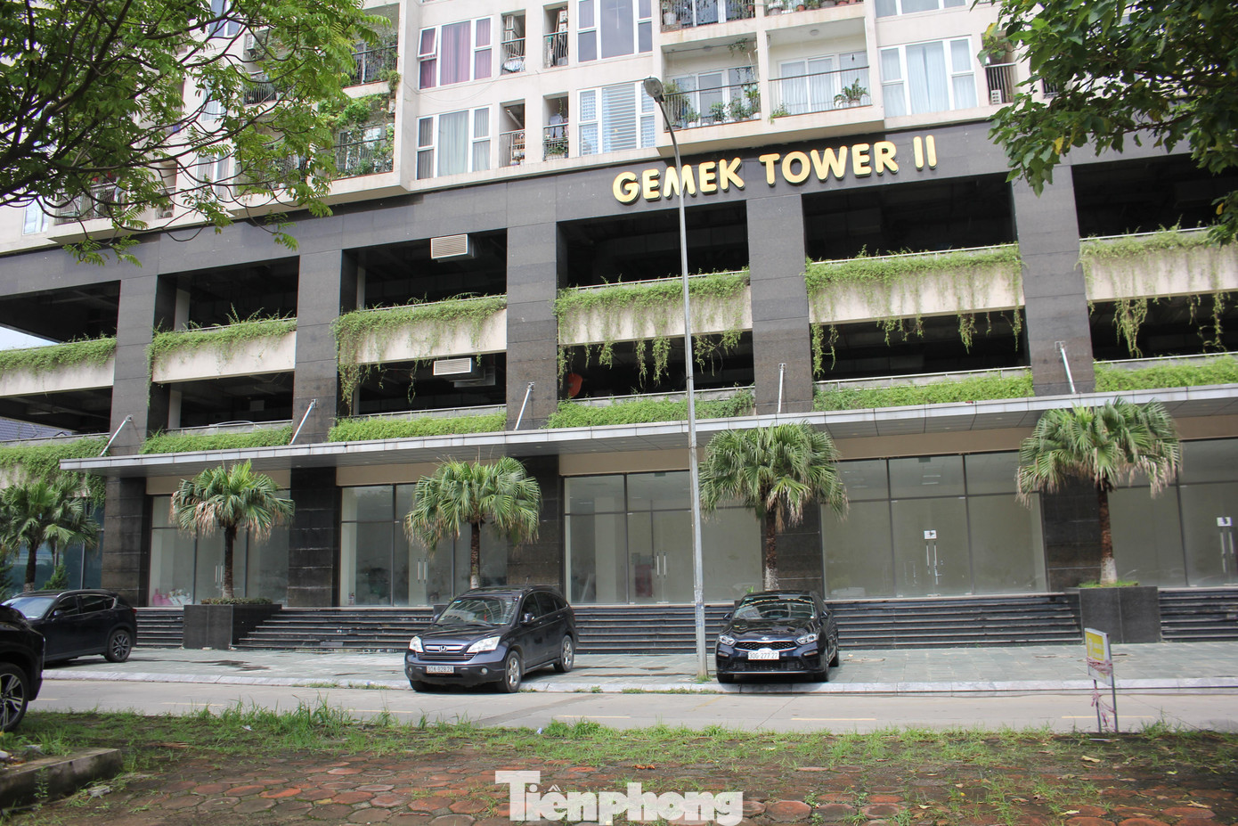 Tại đường Lê Trọng Tấn, các ki ốt kinh doanh ở tầng 1 của chung cư Gemek Tower thời gian dài đã bỏ không, vắng bóng các cửa hàng tiện lợi hay quán cà phê như các chung cư khác. (Ảnh: Lộc Liên)