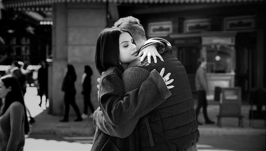 Fox News cho rằng hào quang đã trở lại với Gomez. Cô liên tục tung sản phẩm âm nhạc, nổi bật là Lose You to Love Me và Let Somebody Go, ca khúc kết hợp cùng nhóm Coldplay. Billboard nhận xét cách hát của Gomez thổn thức, lột tả nỗi đau đi kèm với việc phải buông tay người yêu. Bài hát không trưng trổ nhiều kỹ thuật và chỉ tập trung vào cảm xúc, do vậy, Gomez thể hiện dễ dàng.